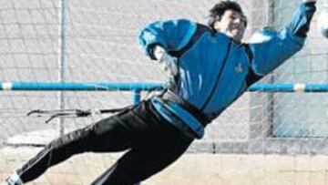 <b>UN FELINO. </b>El Pato Abbondanzieri acostumbra a hacer paradones como este en los entrenamientos, en los que se ejercita atado a una cuerda por la cintura.