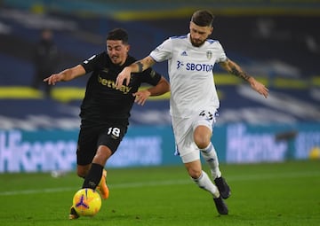 Por la fecha 12 de la Premier League, el equipo de Marcelo Bielsa perdió ante el cuadro de David Moyes y cayó a la posición 14 de la tabla con 14 puntos. Poveda fue suplente y no ingresó al compromiso.