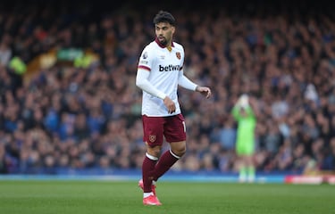 La bajada de valor de Lucas Paquetá tiene que ver más con temas extradeportivos que por una bajada de nivel competitivo. 
A finales de la temporada pasada, la FA anunció que el centrocampista brasileño del West Ham estaba siendo investigado por infringir la normativa de apuestas deportivas. En marzo de 2025, comenzó el juicio y la FA (fedreación inglesa de fútbol) pedía la sanción de por vida al brasileño. Hasta el momento Paquetá no ha recibido sanción alguna.