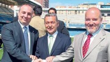 <b>EN SINTONÍA. </b>Miguel Ángel Ramírez, Paulino Rivero y Miguel Concepción, se estrechan la mano.