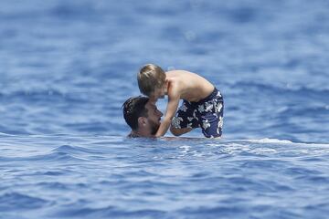 La familia Messi-Roccuzzo disfruta de unas id¨ªlicas vacaciones a bordo de un c¨®modo barco por las costas de las Islas Pitiusas.