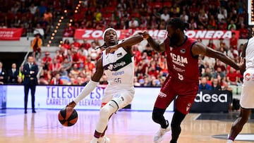 Kendrick Perry trata de superar a Sant-Roos en el tercer partido de semifinales de la Liga Endesa entre el UCAM Murcia y el unicaja.