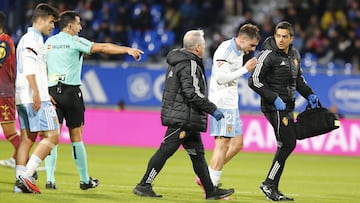 Cuenca se retira lesionado en el partido frente al Deportivo.