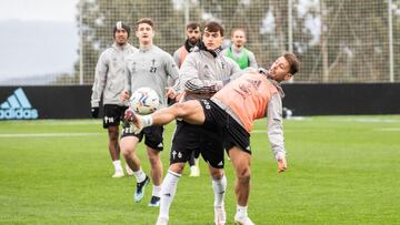 Denis Suárez pugna por el balón con Kevin Vázquez durante un entrenamiento del Celta.