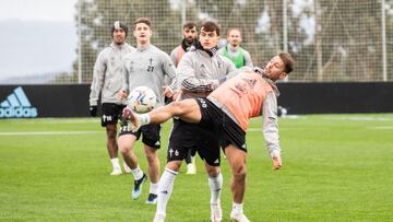 Denis Su&aacute;rez pugna por el bal&oacute;n con Kevin V&aacute;zquez durante un entrenamiento del Celta.