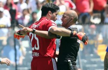 En el &uacute;ltimo Supercl&aacute;sico, jugado el 19-10-2014 en el estadio Monumental, Colo Colo derrot&oacute; 2-0 a la U. Y en el segundo gol, marcado por Jean Beausejour, Felipe Flores le grit&oacute; el tanto en la cara a Johnny Herrera. En declaraciones posteriores, el arquero azul llam&oacute; al delantero con el apodo de &quot;Chipamogli&quot;.