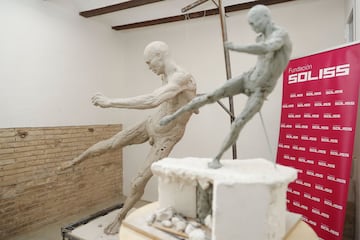 Escultura de Ándres Iniesta en proceso de creación en el taller del artista Javi Molina 