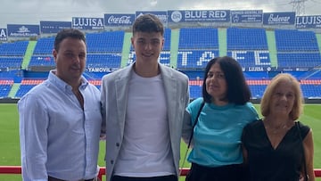 Gorka Rivera, en el Coliseum junto a su familia.