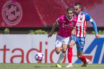 El mediocampista originario de San Luis Potosí es recordado por su paso por Monarcas Morelia, club en el que disputó 118 partidos, anotó once goles y jugó Copa Libertadores. Zárate pasó por otros equipos como Atlas de Guadalajara, Puebla y Lobos BUAP, aunque en ninguno de estos pudo replicar su paso por la Monarquía. Actualmente tiene 28 años y juega con los Coyotes de Tlaxcala.