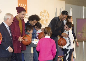 Los jugadores del Real Madrid entregaron regalos a varios menores tutelados por la Comunidad de Madrid en el marco de la campaña 'En Navidad, ningún niño sin regalo'.