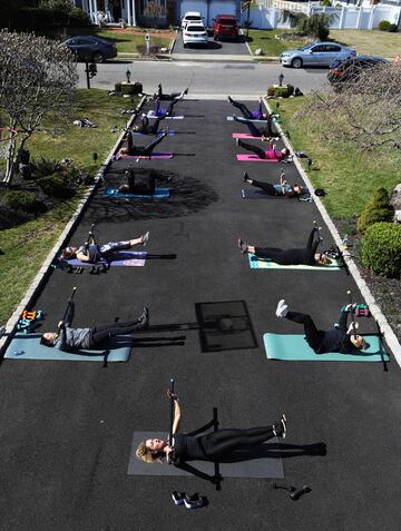  Jamie Benedik es instructora de tres gimnasios en West Islip, un barrio del condado de Suffolk en el estado estadounidense de Nueva York, durante estos días ha visto como han cerrado todos los recintos deportivos donde trabaja debido a la pandemia del Co