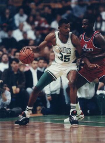 1965-1993 Reggie Lewis fue un jugador de baloncesto estadounidense.  Fallecido mientras entrenaba, de un ataque al corazón