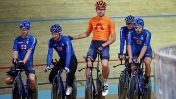 Elia Viviani, junto a Filippo Ganna y el resto de integrantes de la selecci&oacute;n italiana de ciclismo en pista.