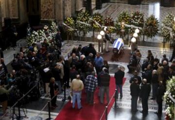 Imagen de la capilla ardiente en el Palacio Legislativo de Montevideo con el féretro de Alcides Ghiggia.