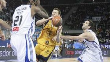 <b>PERSONAL CLARA. </b>Reyes entorpeció el último intento de entrada de Nelson al golpear el brazo izquierdo del norteamericano.