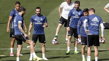 GRA084 MADRID, 14/4/2017.- Los jugadores del Real Madrid ,durante el entrenamiento que realizaron hoy en la ciudad deportiva de Valdebebas de cara al partido de liga que disputar&aacute;n ma&ntilde;ana contra el Sporting de Gij&oacute;n en el estadio de El Molin&oacute;n. EFE/Chema Moya