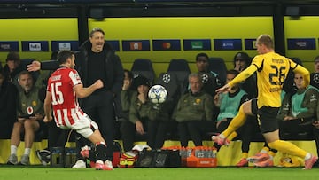 DORTMUND (Germany), 01/10/2025.- Dortmund's head coach Niko Kovac (C) follows the UEFA Champions League league phase match between Borussia Dortmund and Athletic Club in Dortmund, Germany, 01 October 2025. (Liga de Campeones, Alemania) EFE/EPA/FRIEDEMANN VOGEL