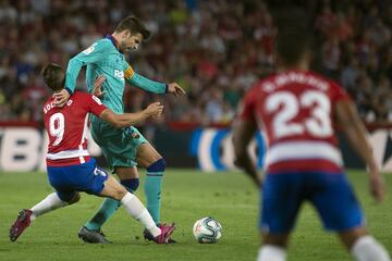 Roberto Soldado con Gerard Piqué.