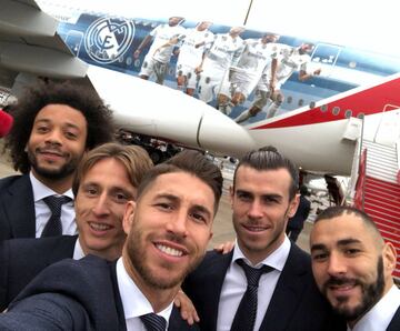 Los jugadores del Real Madrid Marcelo, Modric, Sergio Ramos, Bale y Benzema se hacen un selfie antes de subir al avi¨®n.