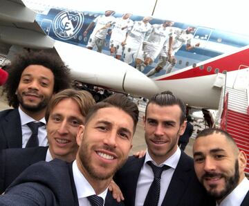 Los jugadores del Real Madrid Marcelo, Modric, Sergio Ramos, Bale y Benzema se hacen un selfie antes de subir al avión. 