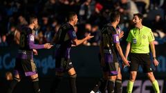 VIGO, SPAIN - FEBRUARY 26:  Referee, Ricardo de Burgos Bengoetxea in discussion with players of Real Valladolid CF during the LaLiga Santander match between RC Celta and Real Valladolid CF at Estadio Abanca Balaidos on February 26, 2023 in Vigo, Spain. (Photo by Jose Manuel Alvarez/Quality Sport Images/Getty Images)