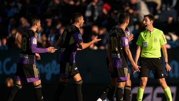 VIGO, SPAIN - FEBRUARY 26: Referee, Ricardo de Burgos Bengoetxea in discussion with players of Real Valladolid CF during the LaLiga Santander match between RC Celta and Real Valladolid CF at Estadio Abanca Balaidos on February 26, 2023 in Vigo, Spain. (Photo by Jose Manuel Alvarez/Quality Sport Images/Getty Images)