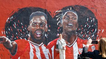 GRAFCAV179. BARAKALDO (BIZKAIA), 19/03/2024.-Imagen del mural de los hermanos Williams, creado por el artista Carlos López en Barakaldo, está atrayendo a los aficionados del Athletic de Bilbao. Curiosos y seguidores del club acuden a sacarse fotografías con los jugadores Iñaki y Nico. La afición rojiblanca vive con ilusión estos días además por la final de la Copa del Rey, que jugará su equipo frente al Mallorca el 6 de abril en la ciudad de Sevilla. EFE/Luis Tejido