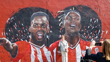GRAFCAV179. BARAKALDO (BIZKAIA), 19/03/2024.-Imagen del mural de los hermanos Williams, creado por el artista Carlos López en Barakaldo, está atrayendo a los aficionados del Athletic de Bilbao. Curiosos y seguidores del club acuden a sacarse fotografías con los jugadores Iñaki y Nico. La afición rojiblanca vive con ilusión estos días además por la final de la Copa del Rey, que jugará su equipo frente al Mallorca el 6 de abril en la ciudad de Sevilla. EFE/Luis Tejido