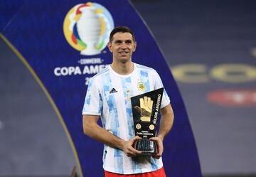 Emiliano Martínez con el trofeo al mejor portero de la Copa América.