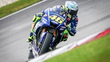 Valentino Rossi en Sepang con el nuevo chasis de Yamaha de doble carenado.