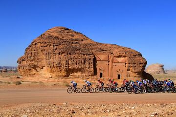 El d¨ªa 1 arranc¨® la segunda edici¨®n del Tour de Arabia Saudita, que tuvo lugar del 1 al 5 de febrero. En la imagen, el pelot¨®n rueda durante la primera etapa, de 198 kil¨®metros, por la antigua ciudad de Hegra, en pleno desierto de Arabia y patrimonio de la UNESCO. La carrera tiene como objetivo promocionar la localidad de Al-Ula.