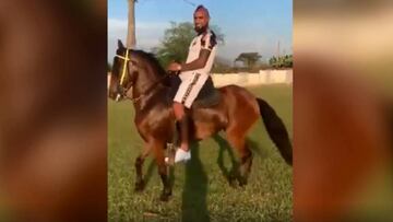 El particular paseo a caballo que mostró Arturo Vidal