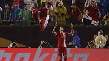 Blas P&eacute;rez celebra el gol de la victoria ante Bolivia.