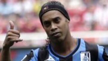 Ronaldinho con la camiseta de Querétaro