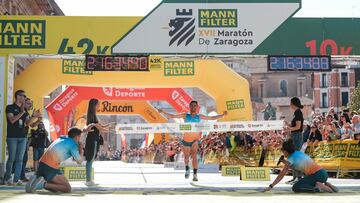 El atleta Álex Jiménez celebra su victoria en el Mann-Filter Maratón de Zaragoza