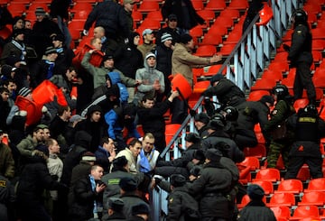 La policía rusa se enfrenta a los radicales del Zenit de San Petersburgo durante el partido de 2009 de la liga ante el Spartak.