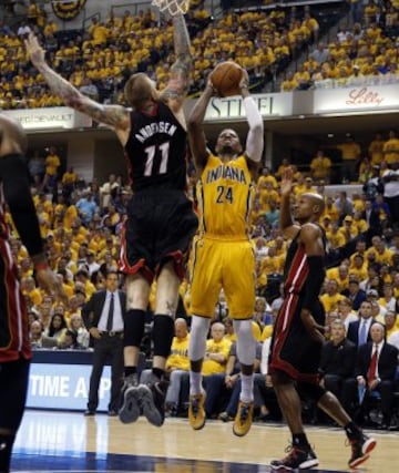 Paul George lanza ante Chris Andersen.