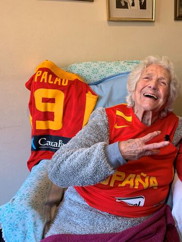 Encarnación Hernández, la niña del gancho, fue una de las grandes pioneras del baloncesto español, cuya historia rescató la FEB en 2013, cuando la invitó a participar en el homenaje a las Selecciones Femeninas. En 1931 fue una de las fundadoras del Club Atlas, y posteriormente militó en el club decano, el Club Esportiu Laietà, con el que en 1936 ganó el primer Campeonato de Cataluña femenino. Su último equipo como jugadora fue el FC Barcelona, en el que se retiró a la edad de 36. En 2016, bajo la dirección y guion de Raquel Barrera, se estrenó un documental sobre su figura. El 19 de diciembre de 2022 falleció a los 105 años.