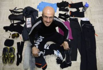 Malek Boukerchi prepara su participación en el maratón de hielo de la Antártida en una cámara frigorífica.