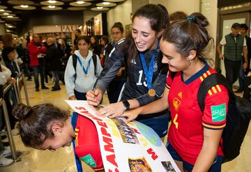 La selección española Sub-17 y el cuerpo técnico recibidos entre gritos de "campeonas, campeonas".