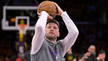 Luka Doncic tira a canasta antes de su primer partido con los Lakers, contra los Jazz.