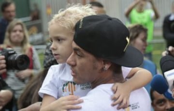 El delantero brasileño Neymar Jr., acompañado de su hijo Davi Lucca, asiste a un evento con niños discapacitados 