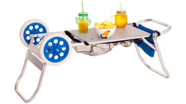 Así es el carro portasillas de playa que se convierte en mesa