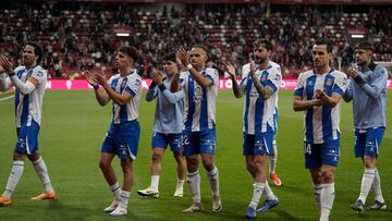 GIJÓN (ASTURIAS), 09/06/2024.- Los jugadores del RCD Espanyol celebran la victoria con su afición tras el partido de ida de la semifinal del ascenso a Primera División que Sporting de Gijón y RCD Espanyol disputaron este domingo en el estadio de El Molinón. EFE/Paco Paredes
