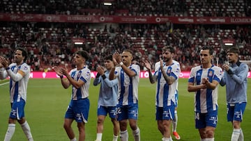 GIJ?N (ASTURIAS), 09/06/2024.- Los jugadores del RCD Espanyol celebran la victoria con su afici¨®n tras el partido de ida de la semifinal del ascenso a Primera Divisi¨®n que Sporting de Gij¨®n y RCD Espanyol disputaron este domingo en el estadio de El Molin¨®n. EFE/Paco Paredes