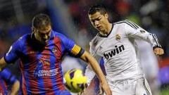 Ballesteros disputa un bal&oacute;n a Cristiano.