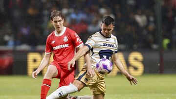 MEX1233. TOLUCA (MÉXICO), 05/10/2024.- Marcel Ruiz (i) del Toluca disputa un balón con Alí Avila (d) de Pumas este sábado, durante un juego por la jornada 11 del torneo Apertura 2024 de la Liga MX celebrado en el estadio Nemesio Díez en la ciudad de Toluca (México). EFE/Alex Cruz