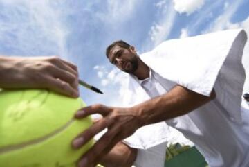 El croata Marin Cilic firma autógrafos a los aficionados.