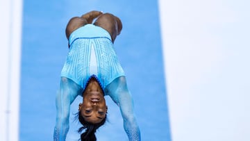 Simone Biles, en el momento de afrontar el potro de espaldas.