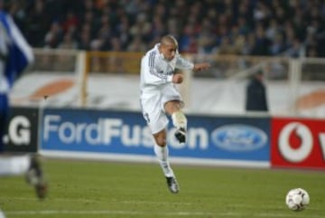 Temible por sus misiles, era capaz de lanzar faltas a 130km/h. En la memoria de todos está el gol que marcó con la selección brasileña ante Francia. Marcó 68 goles en 512 partidos con el Madrid.